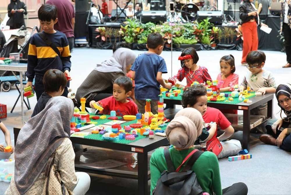 Majlis Bandaraya Shah Alam (MBSA) menyemarakkan aktiviti seni budaya dengan menganjurkan Mini Showcase & Lepak Seni di i-CITY Mall, Sabtu lalu.