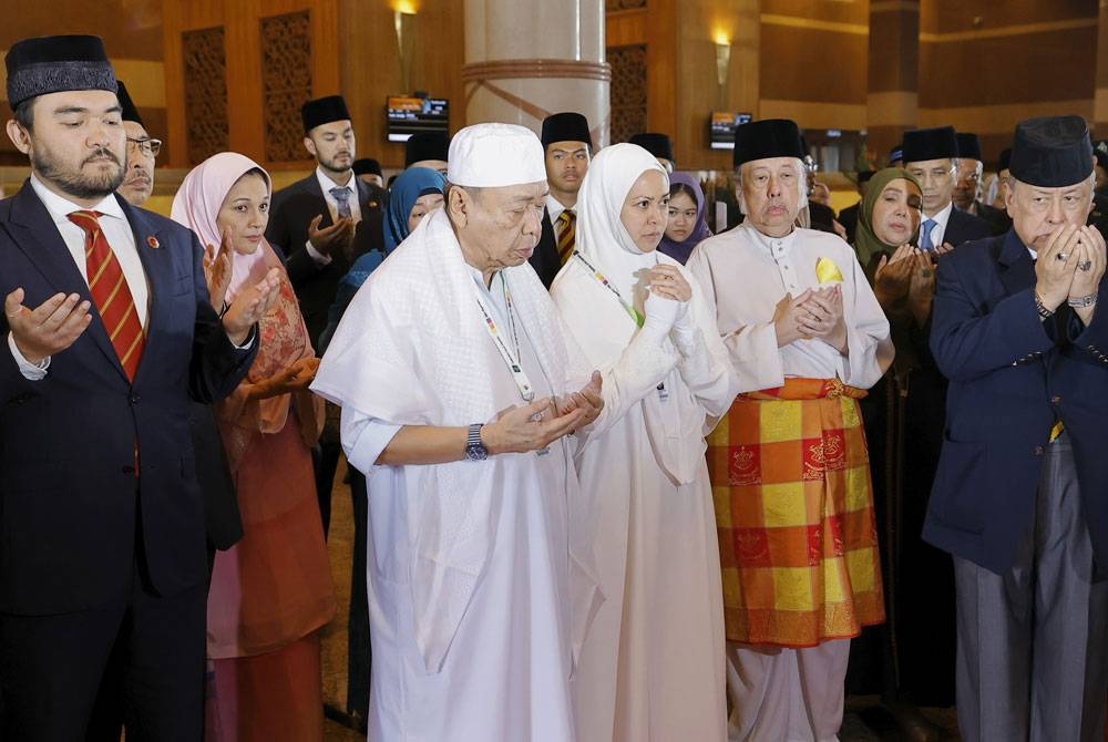 Sultan Selangor Sultan Sharafuddin Idris Shah dan Tengku Permaisuri Selangor Tengku Permaisuri Norashikin berangkat ke Tanah Suci bagi menunaikan ibadah haji, pada Selasa.Turut berangkat bagi mengucapkan selamat berangkat, Raja Muda Selangor Tengku Amir Shah Sultan Sharafuddin Idris Shah (kiri). - Foto Bernama