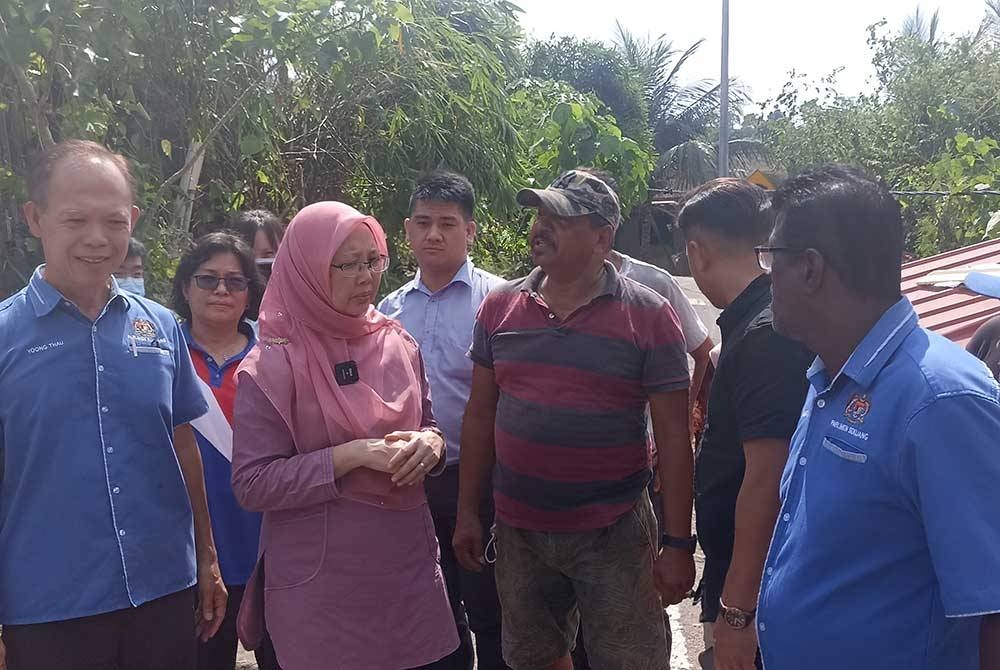 Zaliha (dua dari kiri) melawat mangsa ribut di Kampung Tahang Rimau.