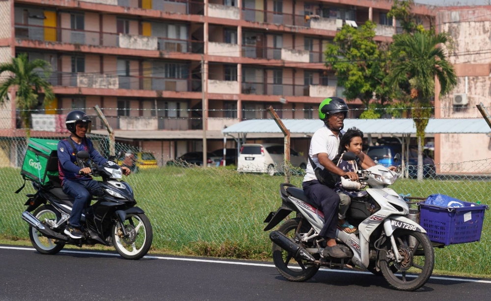 Dua beranak yang ditahan dalam Ops Pewa pada Selasa. 