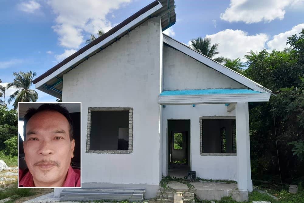 Rumah Masitah siap hampir 60 peratus sebelum terbengkalai selepas pemaju mendakwa telah muflis. Gambar kecil: Mustafa