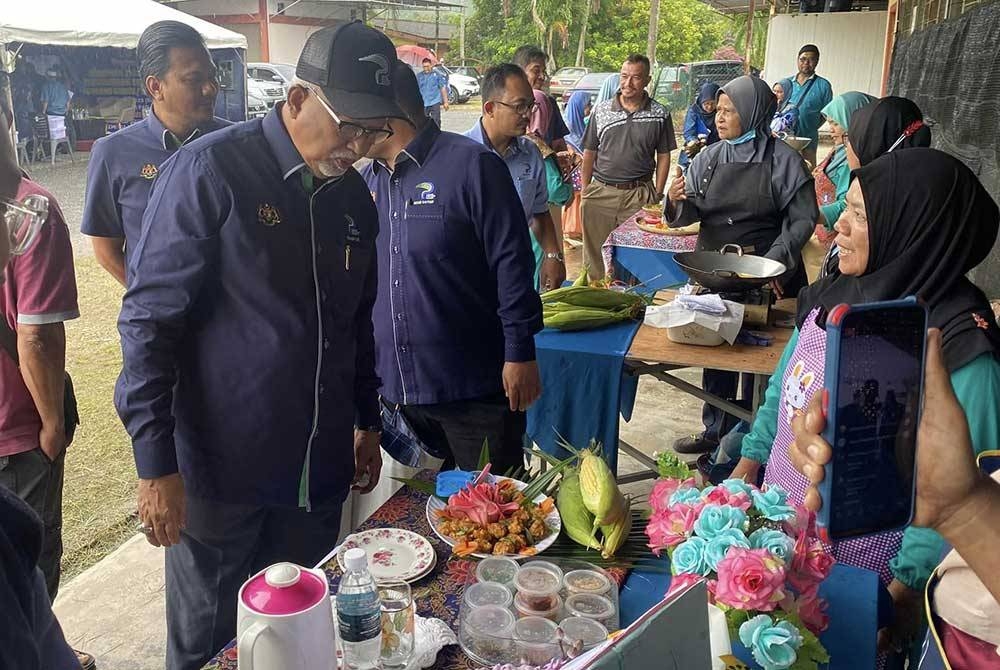 Mahfuz (kiri) meninjau ruang pameran ketika melawat ke PPK Gurun dalam siri lawatan kerja di Kedah.