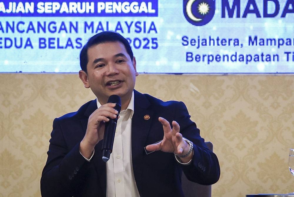 Rafizi semasa sesi Libat Urus Kajian Separuh Penggal (KSP) Rancangan Malaysia Kedua Belas 2021-2025 (RMKe-12) bersama Jabatan Wilayah Persekutuan dan Pelancaran Inisiatif Kemudahan Rakyat (IKR), pada Selasa. - Foto Bernama