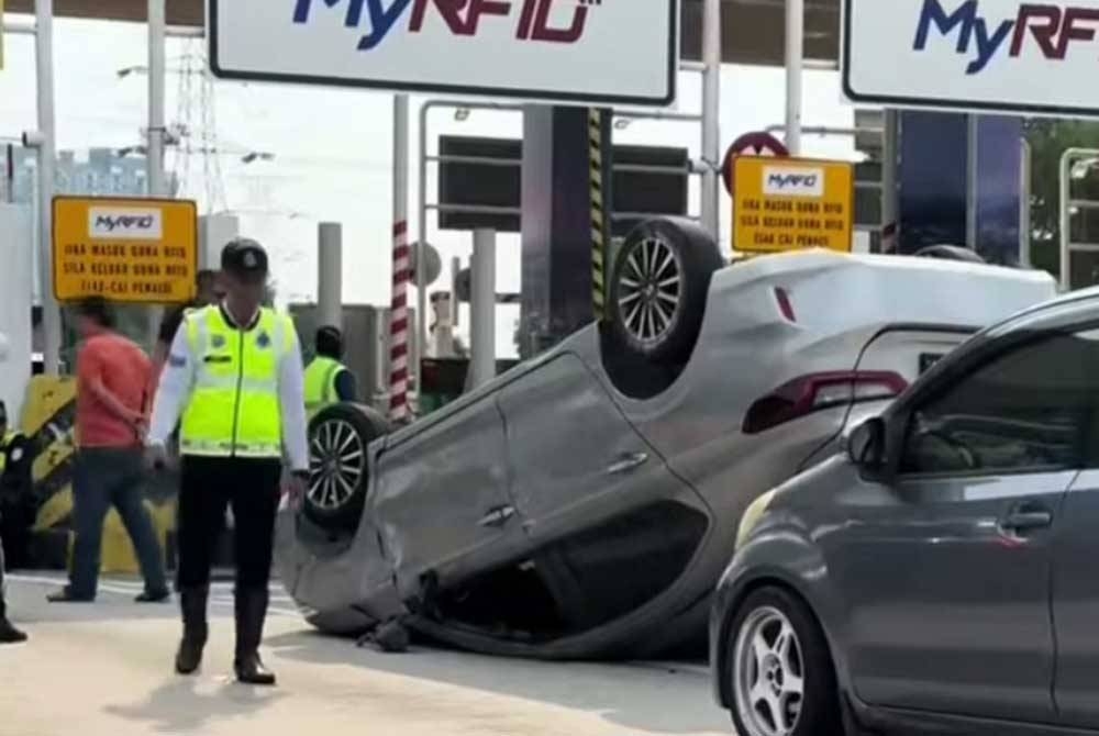 Tular video di media sosial memaparkan kejadian melibatkan sebuah Honda City terbalik dalam kemalangan melibatkan dua kenderaan di Plaza Tol Setia Alam berhampiran NKVE pada Selasa.