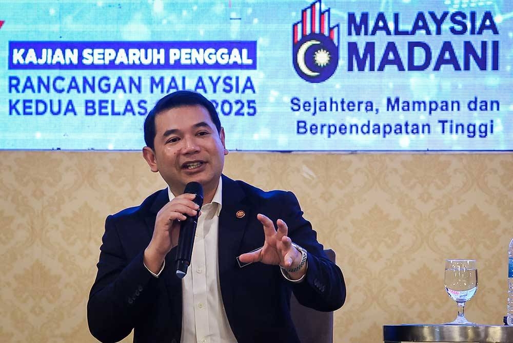 Rafizi semasa sesi Libat Urus Kajian Separuh Penggal Rancangan Malaysia Kedua Belas 2021-2025 (RMK12) bersama Jabatan Wilayah Persekutuan dan Pelancaran Inisiatif Kemudahan Rakyat hari ini. - Foto Bernama