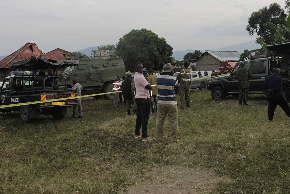 Pegawai keselamatan berdiri berhampiran sebuah sekolah pada Ahad selepas serangan pemberontak, di Mpondwe, daerah Kasese, Uganda pada Sabtu. - Foto Xinhua