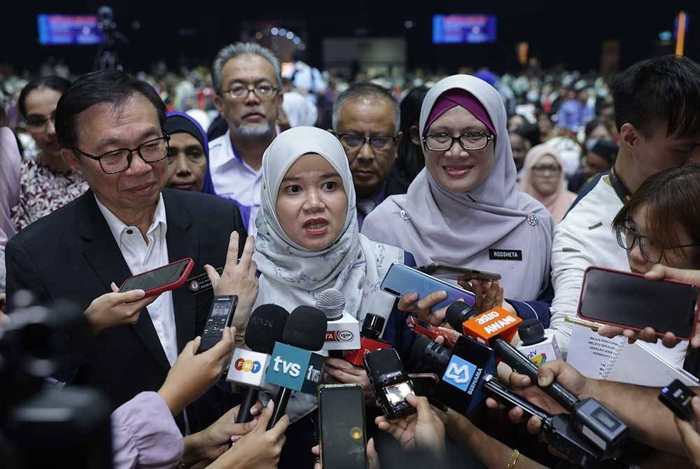 Fadhlina bercakap pada sidang media selepas Program Pemerkasaan Bahasa Melayu Sekolah Jenis Kebangsaan Cina/Tamil Wilayah Persekutuan Kuala Lumpur dan Selangor di sini hari ini. - Foto Bernama