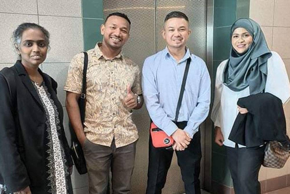 Hazman (dua dari kanan) bersama barisan peguamnya selepas menang kes tuntutan sivil di Mahkamah Sesyen Johor Bahru pada Selasa.