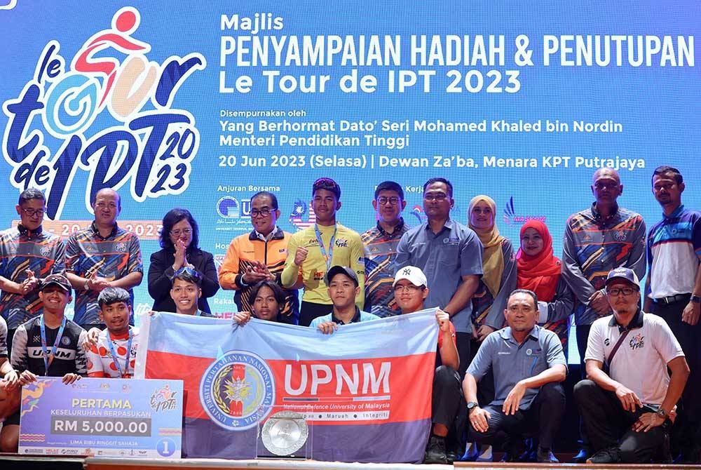 Khaled (empat dari kiri) bersama juara keseluruhan LTdIPT 2023, UPNM pada majlis Penyampaian Hadiah dan Penutup Le Tour de IPT 2023 di Dewan Zaaba Kementerian Pengajian Tinggi pada Selasa. - Foto: Bernama