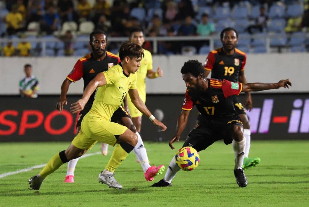 Pemain sayap lincah Harimau Malaya, Akhyar Rashid cuba melepasi pertahanan Papua New Guinea dalam aksi persahabatan di Stadium Sultan Mizan Zainal Abidin, Gong Badak sebentar tadi. - Foto Facebook FAM