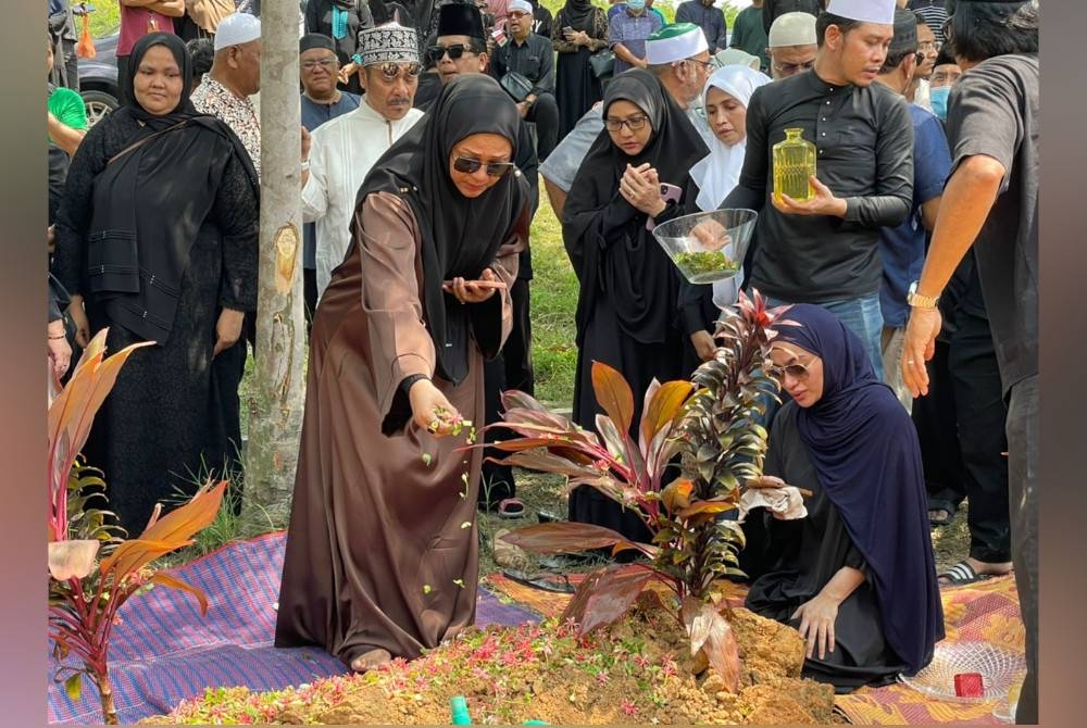 Lebih 300 ahli keluarga dan sahabat handai hadir untuk memberi penghormatan terakhir buat Allahyarham.