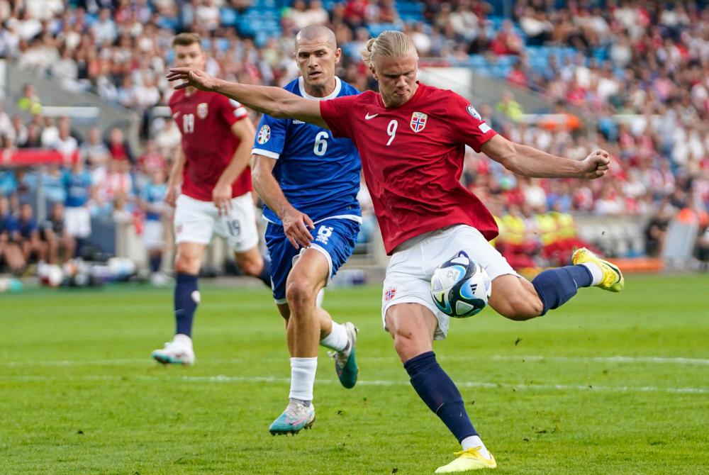 Haaland (kanan) meledak dua gol ketika membantu Norway menewaskan Cyprus 3-1 di Oslo pada Rabu. - Foto AFP