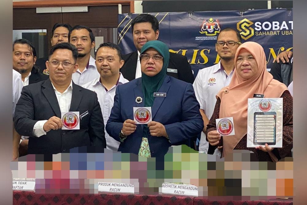 Dr Nor Azimi (depan, tengah) bersama pegawainya menunjukkan kod QR Sobat Pahang yang dilancarkan pada Rabu.