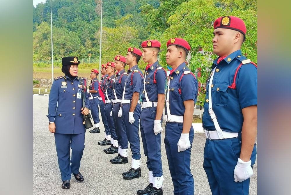 Sayani membuat pemeriksaan perbarisan kawalan suku sempena Majlis Perhimpunan Bulanan dan Pemakaian Tanda Pangkat kepada 24 pegawai di Ibu Pejabat JBPM Perak pada Rabu.