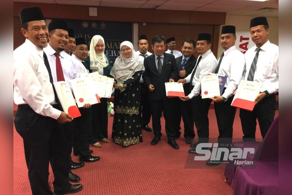 Zaidah (tengah) bersama bakal persara ATM pada Majlis Penyampaian Sijil Latihan Peralihan Perhebat di Tunjong Kota Bharu pada Rabu.