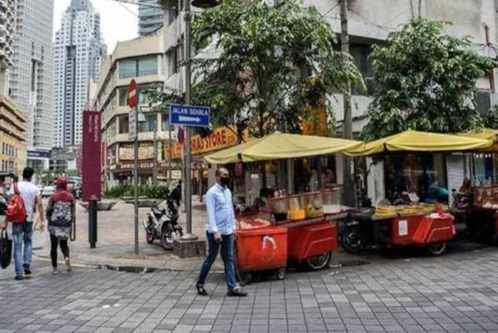 DBKL melanjutkan inisiatif Lesen KL Madani bagi memperkasa peniaga dan penjaja kecil di Wilayah Persekutuan. - Gambar hiasan