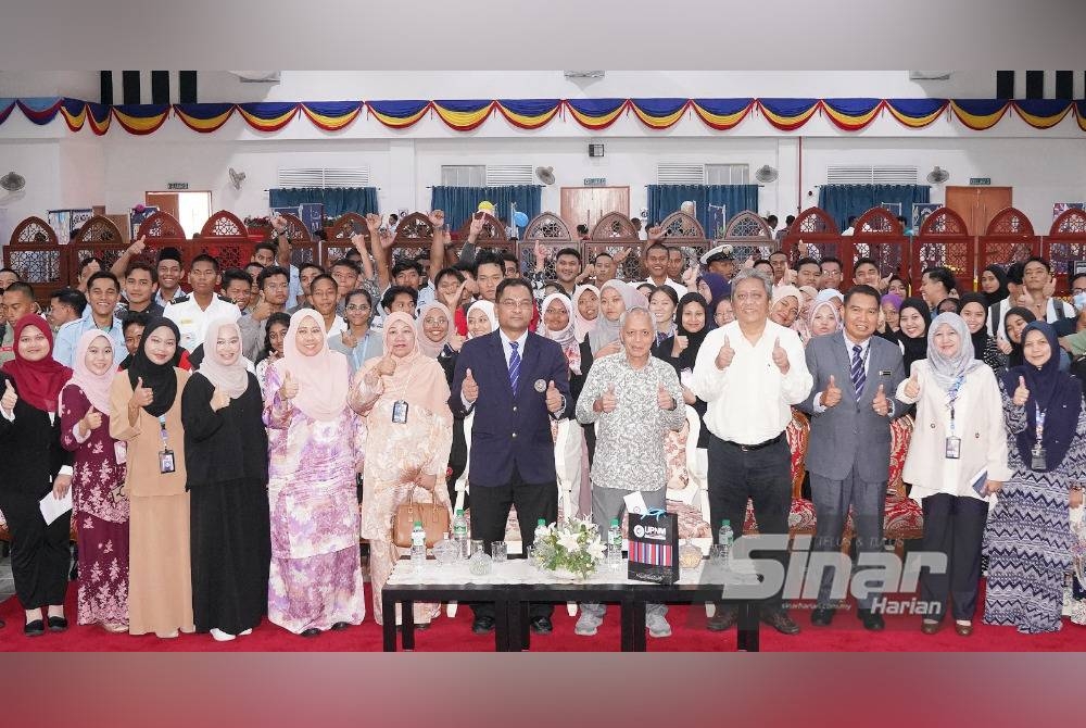 
Muhammad Nasir (lima dari kanan) bersama Muhd Zu Azhan (enam dari kanan) bersama pensyarah dan mahasiswa UPNM pada Rabu. - FOTO SINAR HARIAN/ ROSLI TALIB