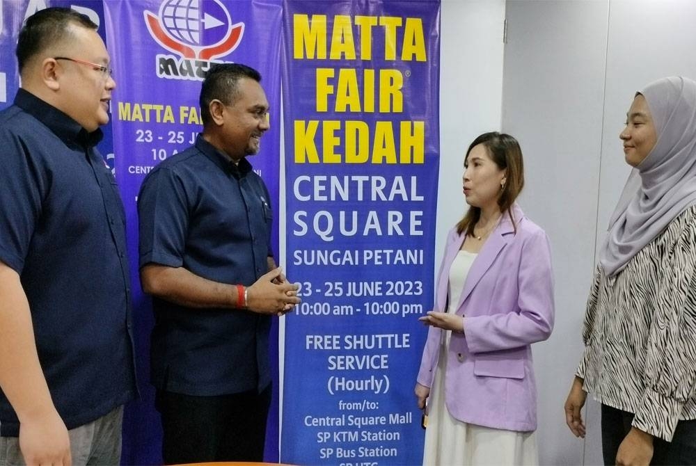 Subramanian (dua dari kiri) berbincang dengan wakil pihak pengurusan Central Square, Lee Dai See (dua dari kanan) berhubung penganjuran Kedah Matta Fair 2023.