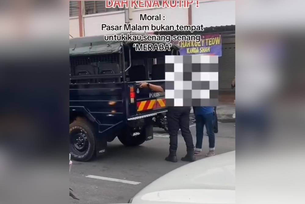 Tangkap layar memaparkan polis menahan lelaki warga asing yang disyaki meraba seorang wanita yang mengunjungi tapak pasar malam di Taman Perpaduan, Tambun pada Selasa. - Foto ihsan pembaca