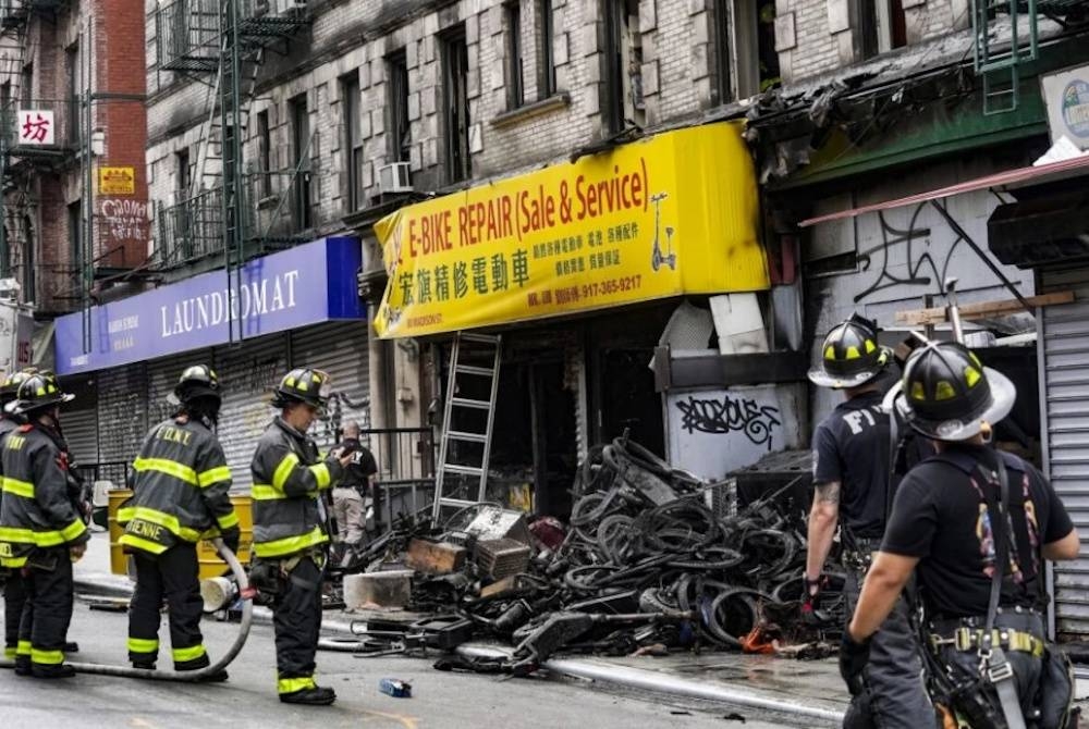 Empat penduduk di Chinatown maut akibat kebakaran sebuah kedai membaiki basikal elektrik pada awal Selasa. - Foto AFP