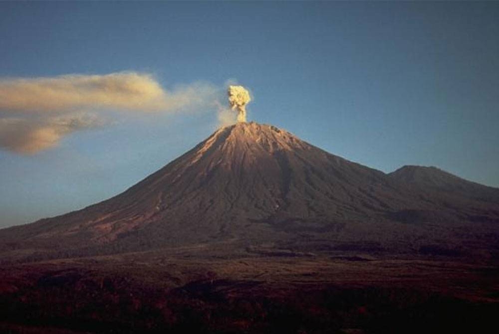 Gunung Semeru. - Gambar hiasan