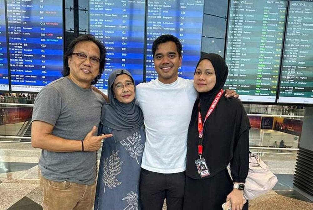 Satar Ramli (kiri) dan Norhafiza Mohamad (dua dari kiri) turut berada di KLIA menghantar Alif Satar dan Sha Dila ke Makkah pada Rabu. - Foto Astro Awani