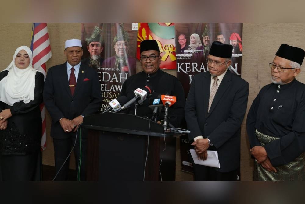 Muhammad Sanusi (tengah) dan Najmi (dua dari kanan) pada sidang akhbar di Wisma Darul Aman pada Rabu.