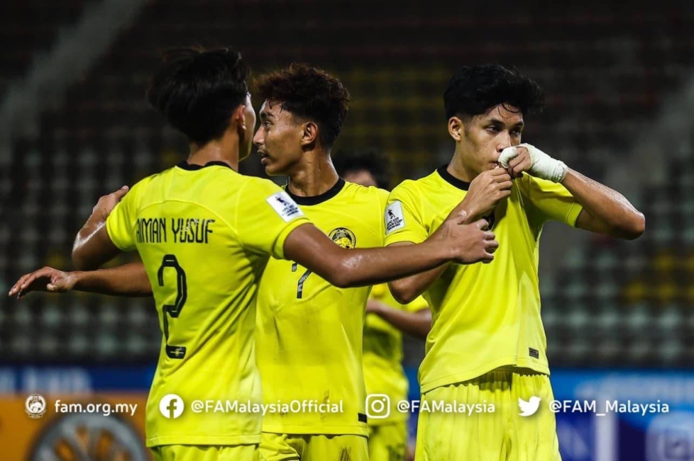 Skuad negara meraih kemenangan 2-1 ke atas Laos dalam aksi terakhir Kumpulan A Piala Asia B-17 di Stadium Thammasat, Bangkok sebentar tadi. - FOTO: FB FAM