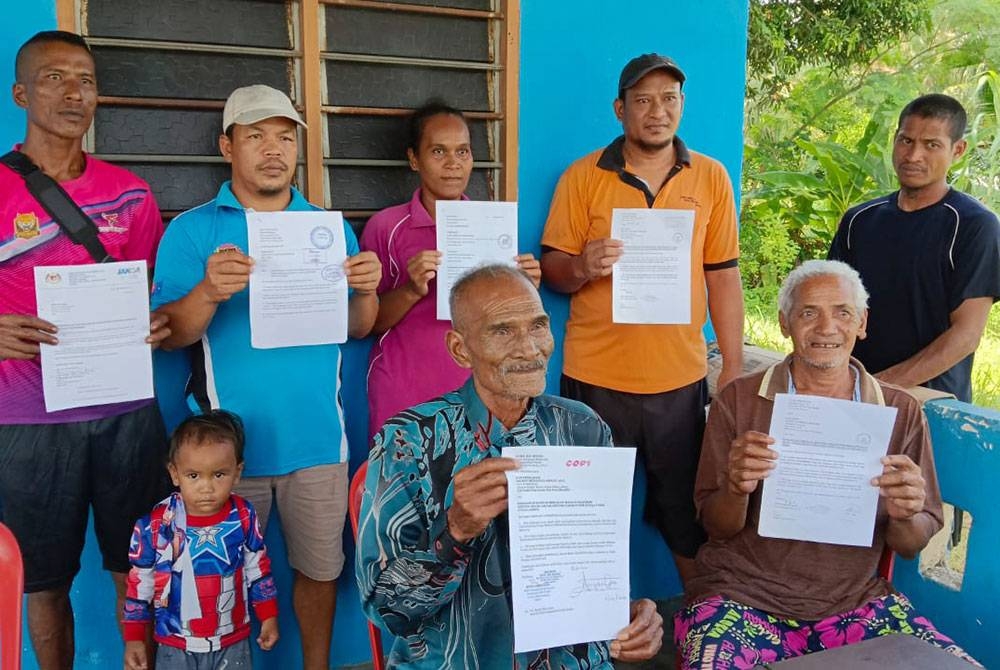 Entel bersama penduduk kampung menunjukkan surat permohonan mendapatkan bekalan air kepada Jakoa dan kerajaan negeri.