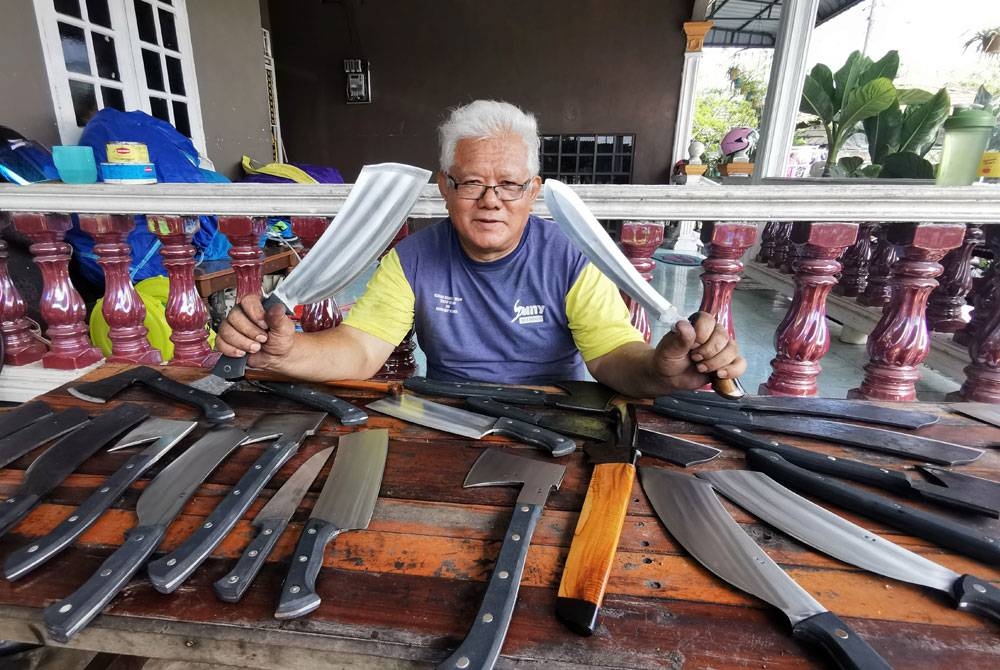 Nasir menunjukkan antara alatan yang sudah siap dihasilkan di rumahnya di Kampung Gelugur Kedai, di Kuala Terengganu dan akan dihantar kepada pelanggan melalui pos.