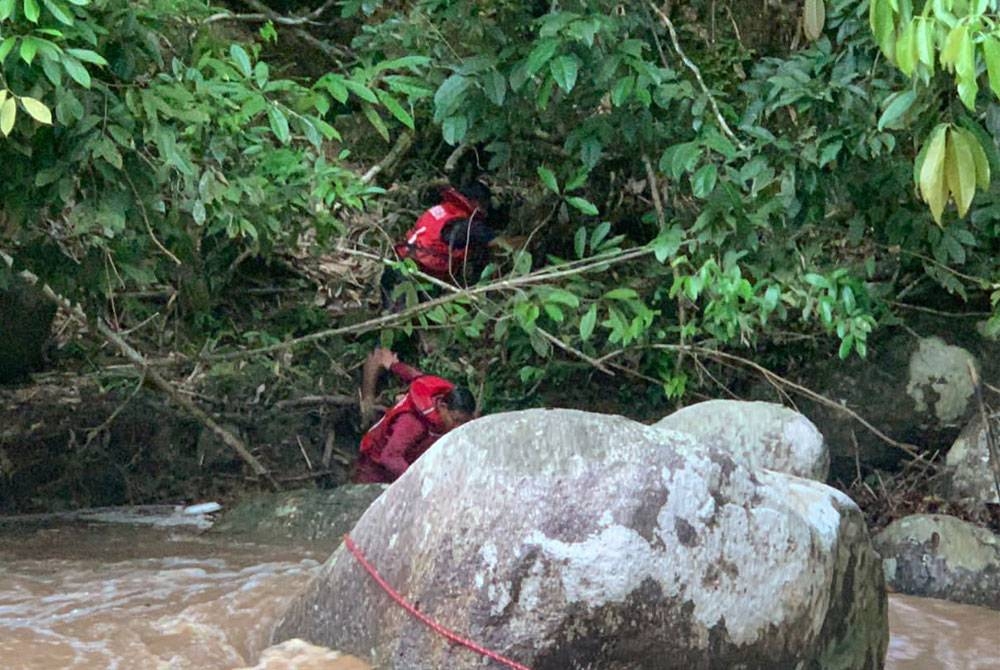 Dua wanita warga China ditemukan lemas selepas dihanyutkan dalam insiden kepala air ketika mandi di air terjun Kampung Orang Asli Pertak, Kuala Kubu Bharu, dekat sini petang Rabu.