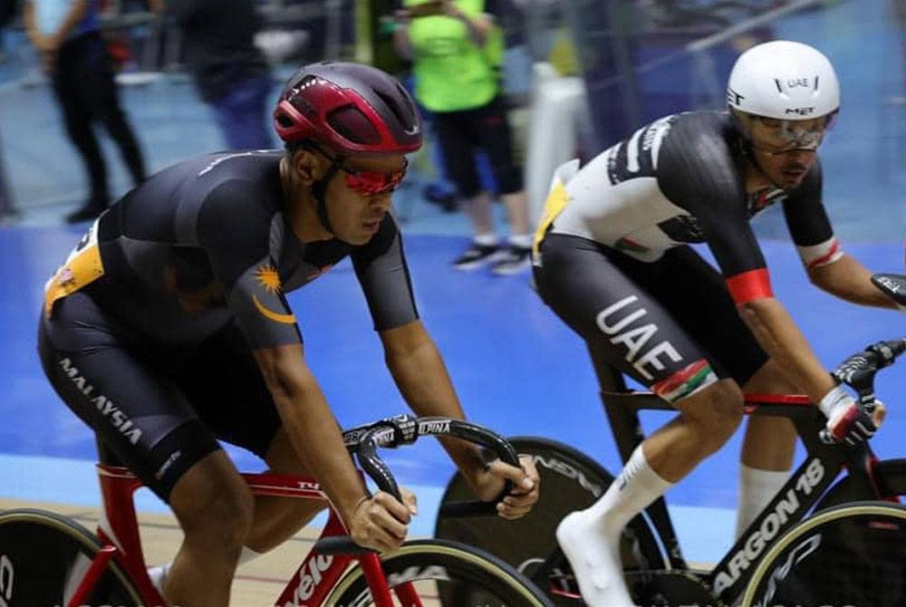 Harrif (kiri) beraksi dalam acara perlumbaan penyingkiran pada ACC 2023 di Velodrom Nasional, Nilai baru-baru ini. - Foto Facebook Harrif Saleh