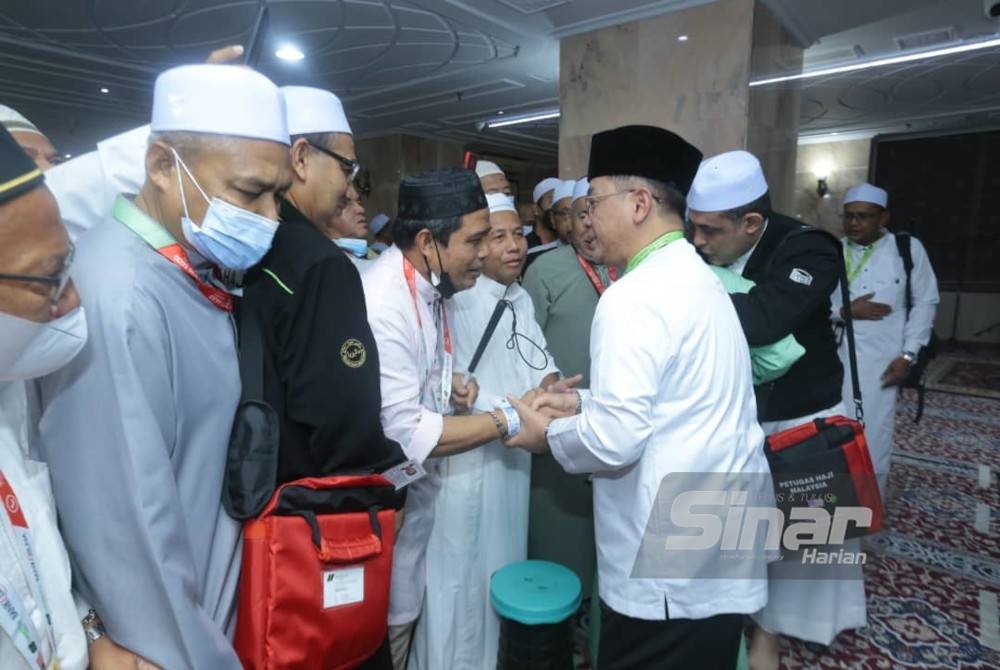 Mohd Na'im menyantuni jemaah haji ketika sesi ramah mesra di Ibu Pejabat Tabung Haji (TH) Makkah, Abraj Al-Janadriyah pada Rabu.