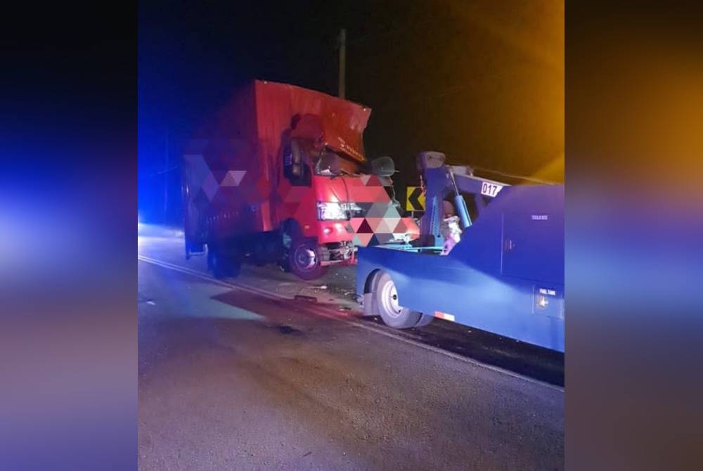 Kelindan lori maut manakala pemandunya cedera ringan selepas kenderaan mereka melanggar bahagian belakang treler di Teluk Intan. - Foto Ihsan PDRM