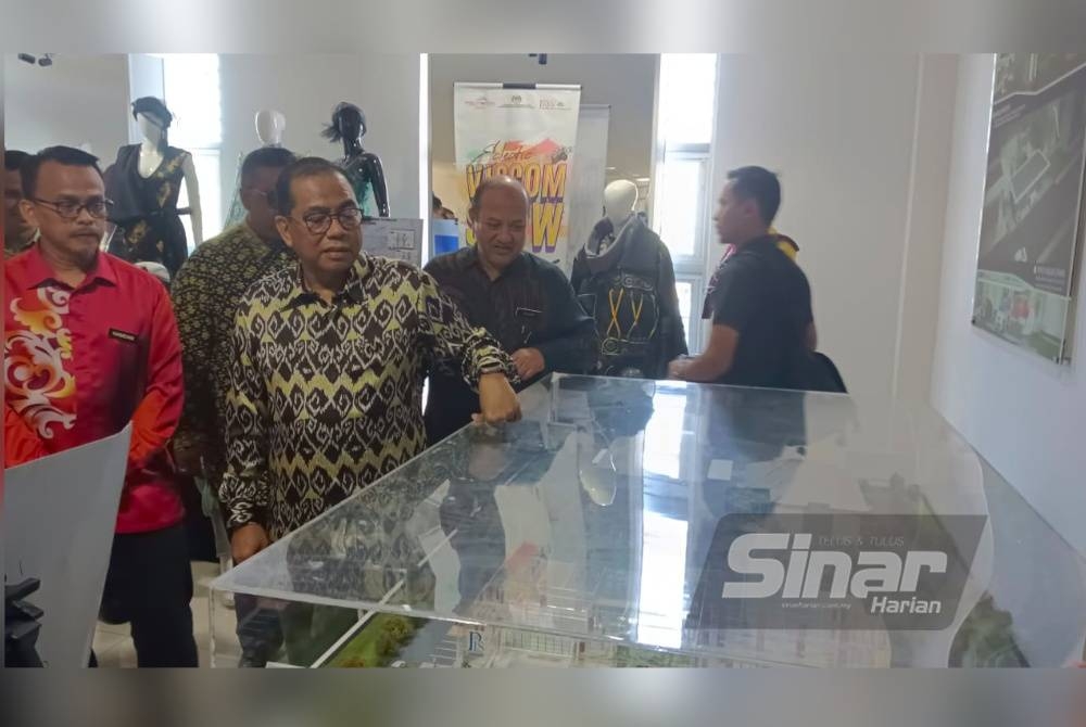 Mohamed Khaled melihat hasil kerja penuntut di bilik pameran semasa mengadakan lawatan ke Politeknik Ibrahim Sultan (PSI), Pasir Gudang pada Khamis.