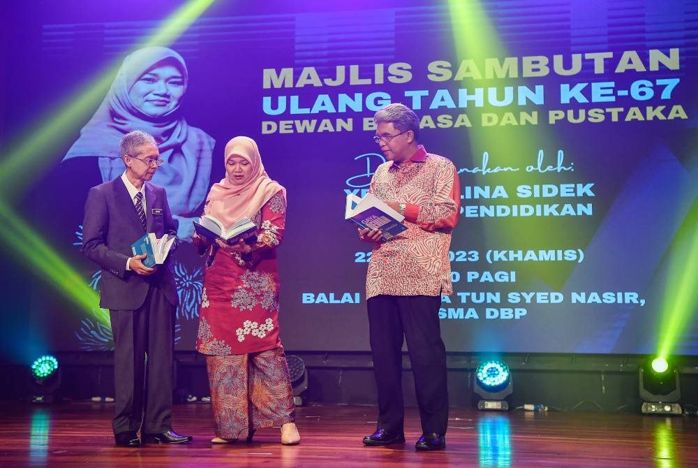 Fadhlina bersama Timbalan Ketua Pengarah (Dasar) DBP, Md Johari Hasan (kiri) melihat buku Gaya Dewan edisi keempat pada Majlis Sambutan Ulang Tahun ke-67 DBP di Balai Budaya Syed Nasir, Wisma DBP pada Khamis.
Turut hadir Ketua Pengarah Pendidikan, Datuk Pkharuddin Ghazali (kanan). - Foto Bernama