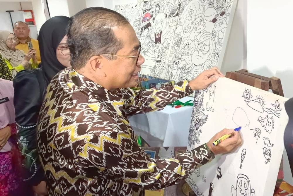 Mohamed Khaled semasa mengadakan lawatan kerja ke Politeknik Ibrahim Sultan (PSI) pada Khamis.