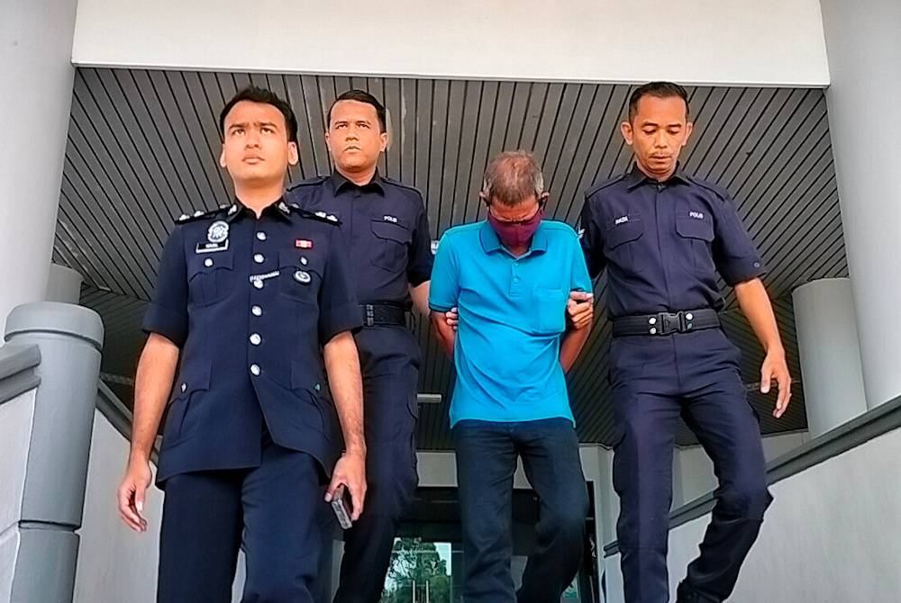 Aziz (tiga dari kiri) didenda RM20,000 oleh Mahkamah Sesyen di sini, pada Khamis.