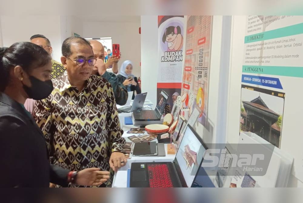 Mohamed Khaled melihat hasil kerja penuntut di bilik pameran semasa mengadakan lawatan kerja ke Politeknik Ibrahim Sultan, Pasir Gudang pada Khamis.