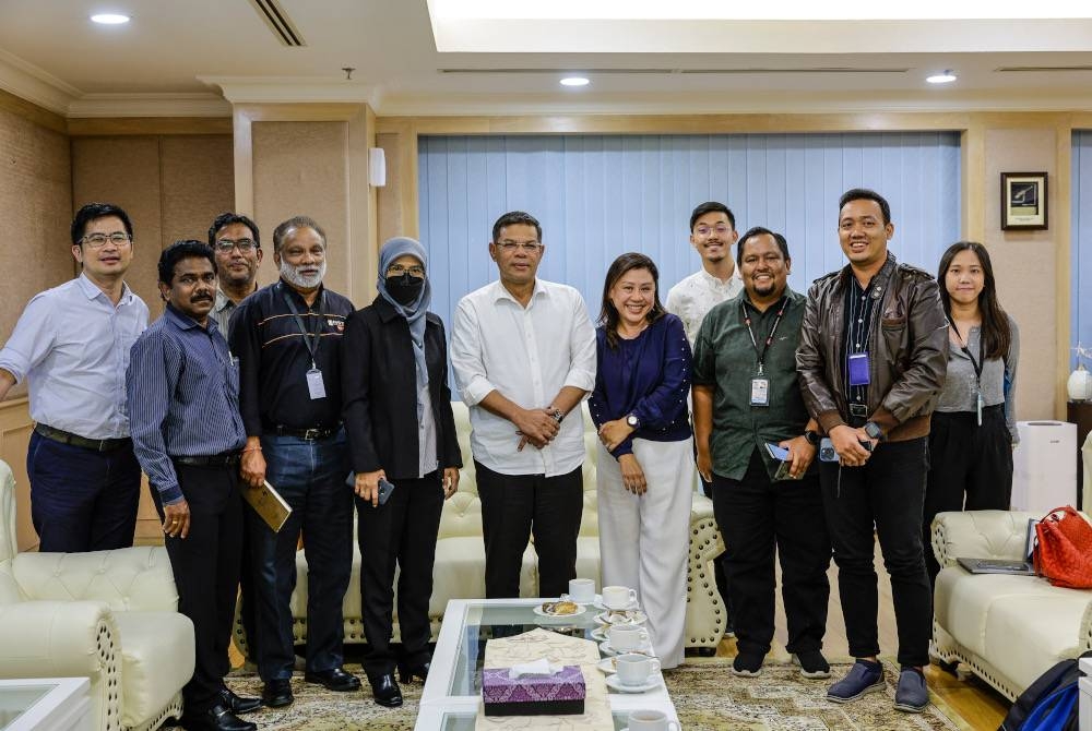 Saifuddin Nasution (tengah) bergambar selepas Sesi Eksklusif Editor Media Bersama Menteri Dalam Negeri di Kompleks Kementerian Dalam Negeri di sini, pada Rabu. - Foto Bernama