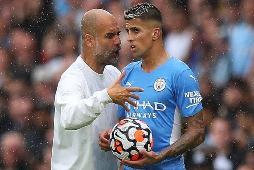 Guardiola (kiri) tidak bimbang destinasi seterusnya Cancelo biarpun jika pemain itu menyertai Manchester United. - Foto Agensi 