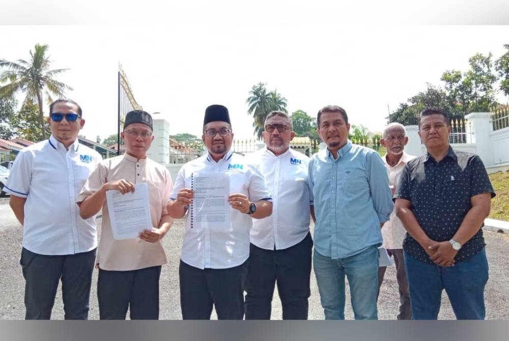 MN Negeri Sembilan menghantar memorandum kepada Tuanku Muhriz.