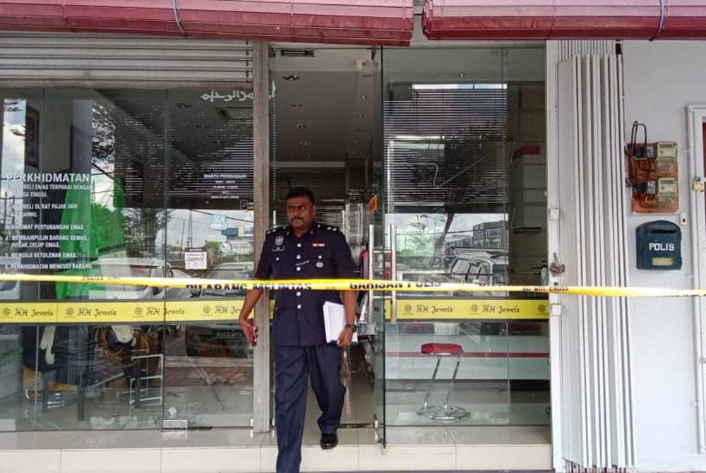 Sebuah kedai emas di Bahau dipecah masuk.