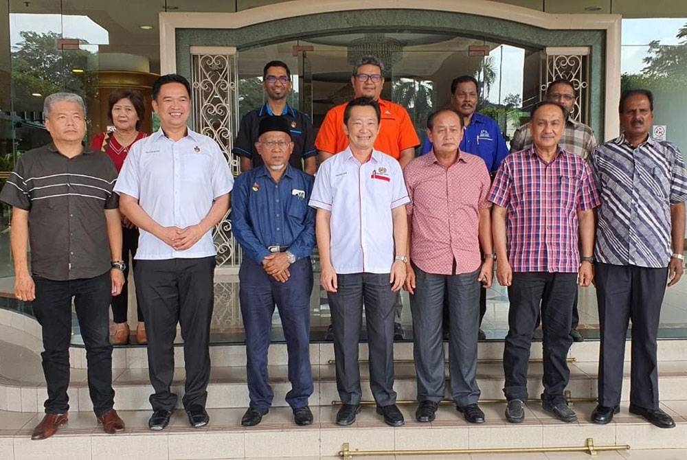 Kee Chin (baris depan; tengah) dan Hasim (baris depan; tiga dari kanan) bersama ahli Jawatankuasa Kerja Kerajaan Perpaduan Negeri Sembilan.