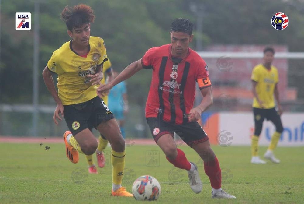 Kapten TRW, Firdaus Hasnoddin diasak pemain Negeri Sembilan dalam aksi Piala MFL di Nilai pada Rabu. - Foto Piala MFL