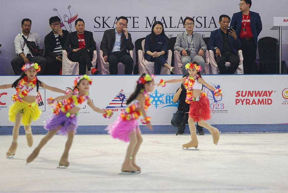 Hannah (tiga dari kiri) menyaksikan persembahan luncur ais pada Majlis Pembukaan Skate Malaysia 2023 di Sunway Pyramid Ice, Petaling Jaya pada Khamis.