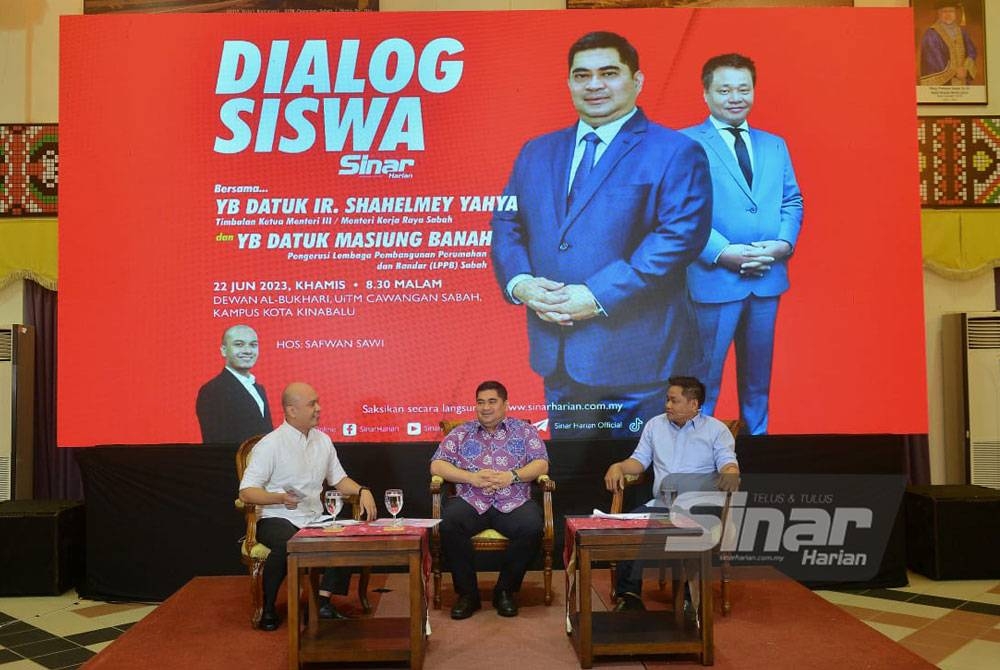 Masiung (kanan), Shahelmey (tengah) ketika Dialog Siswa yang dihoskan oleh Safwan Sawi di Dewan Al-Bukhari, UiTM Cawangan Sabah Kampus Kota Kinabalu hari ini. - Foto Sinar Harian / Asril Aswandi Shukor.