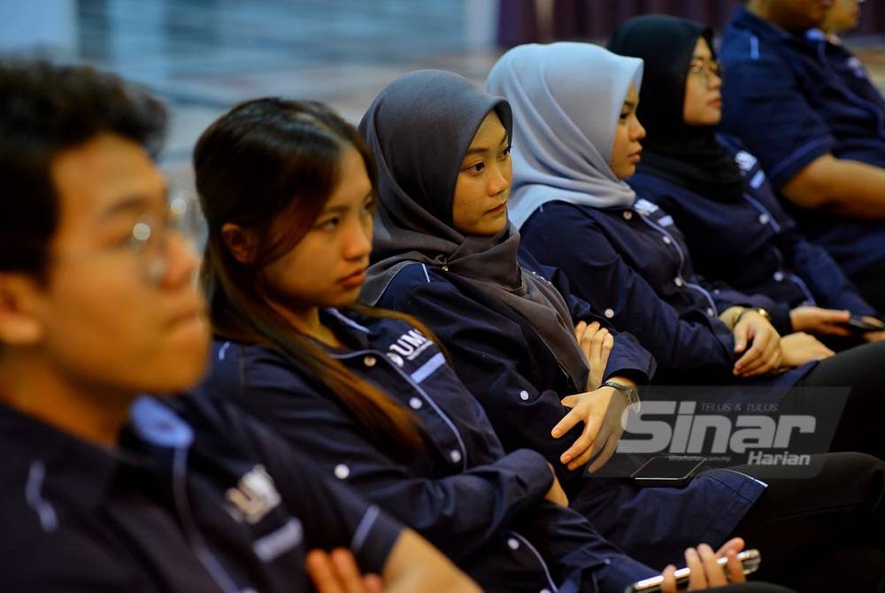 Dialog Siswa Sinar Harian bersama Shahelmey dan Pengerusi Lembaga Pembangunan Perumahan dan Bandar Sabah dan Masiung dihoskan oleh Safwan Sawi di Dewan Al-Bukhari, UiTM Cawangan Sabah Kampus Kota Kinabalu pada Khamis. - Foto ASRIL ASWANDI SHUKOR