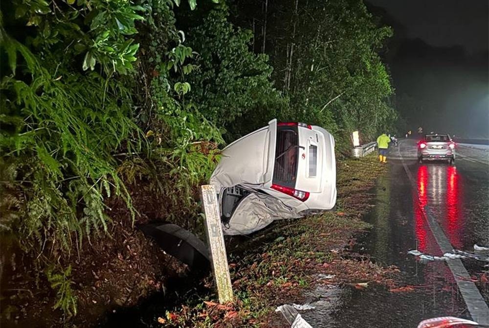 Keadaan kereta yang terlibat dalam kemalangan maut di Bukit Tangga, Jelebu, Negeri Sembilan pada Khamis. - Foto PDRM