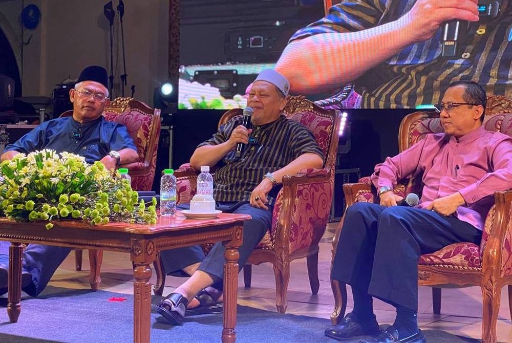 Mohd Amar (tengah) semasa program Sembang Santai Bersama Tan Sri Noh Omar sempena Karnival Kelantan Maju Rakyat Sejahtera di Dataran Warisan, Stadium Sultan Muhammad IV, Kota Bharu pada malam Khamis.